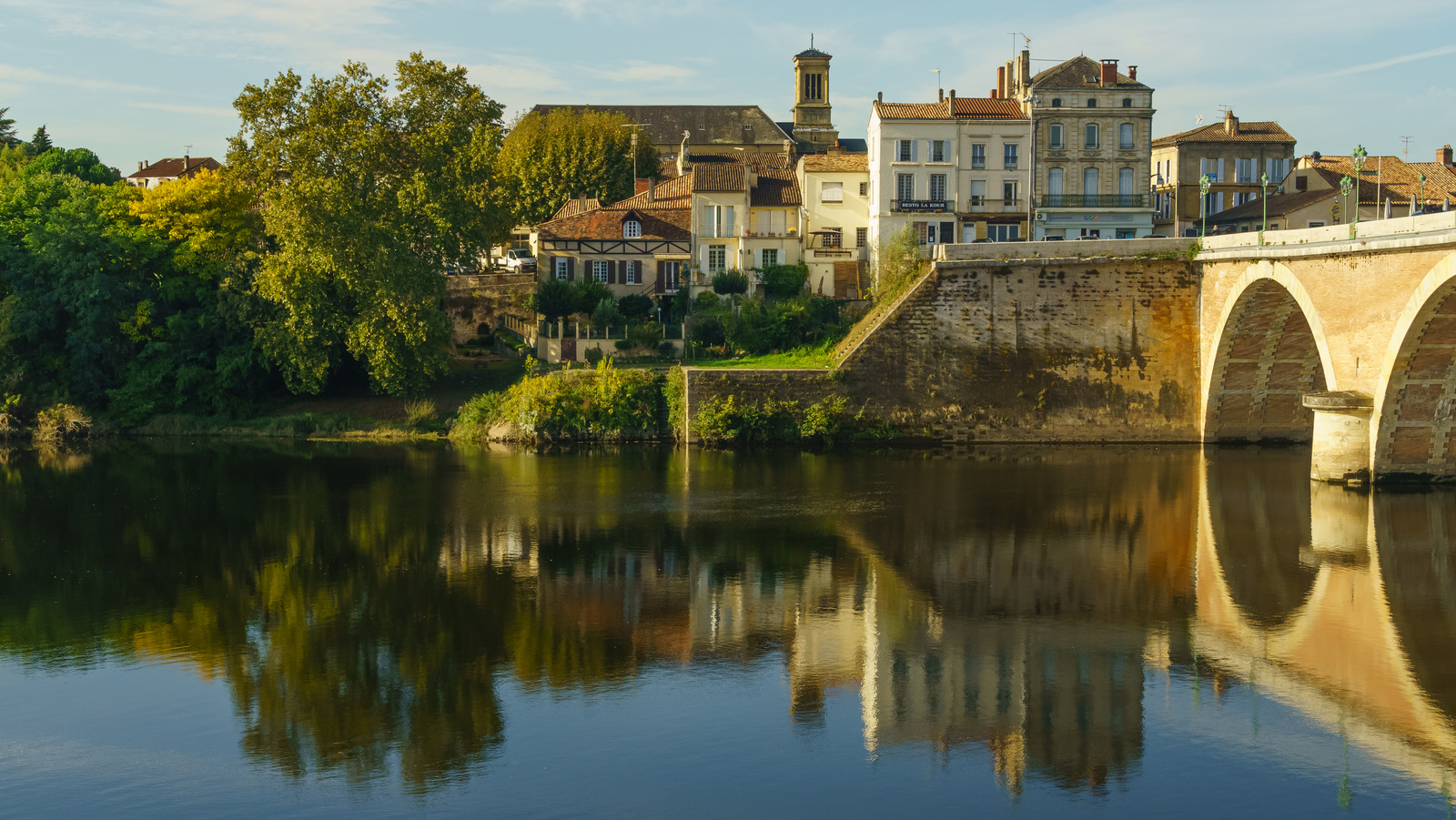 La ville médiévale de la France près de Bordeaux possède une charmante rivière, des vins exceptionnels et une intrigue littéraire
