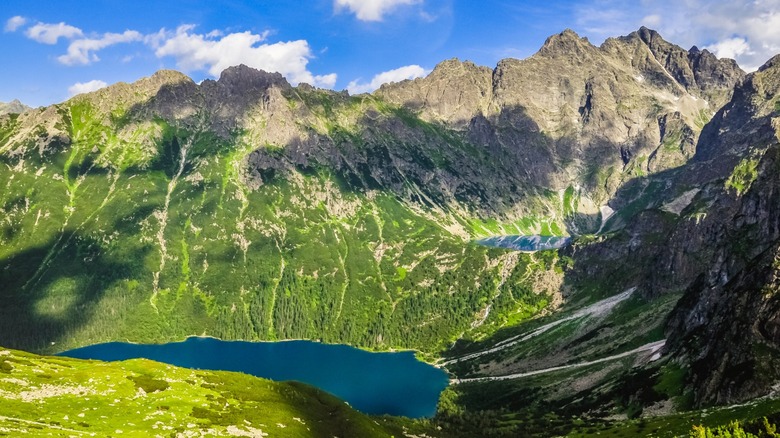 Deux lacs et Mountain Peaks au parc national de Tatra, en Pologne