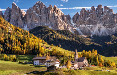 Niché dans les Dolomites d'Italie est une vallée de conte de fées serein avec des prairies et des vues majestueuses de montagne
