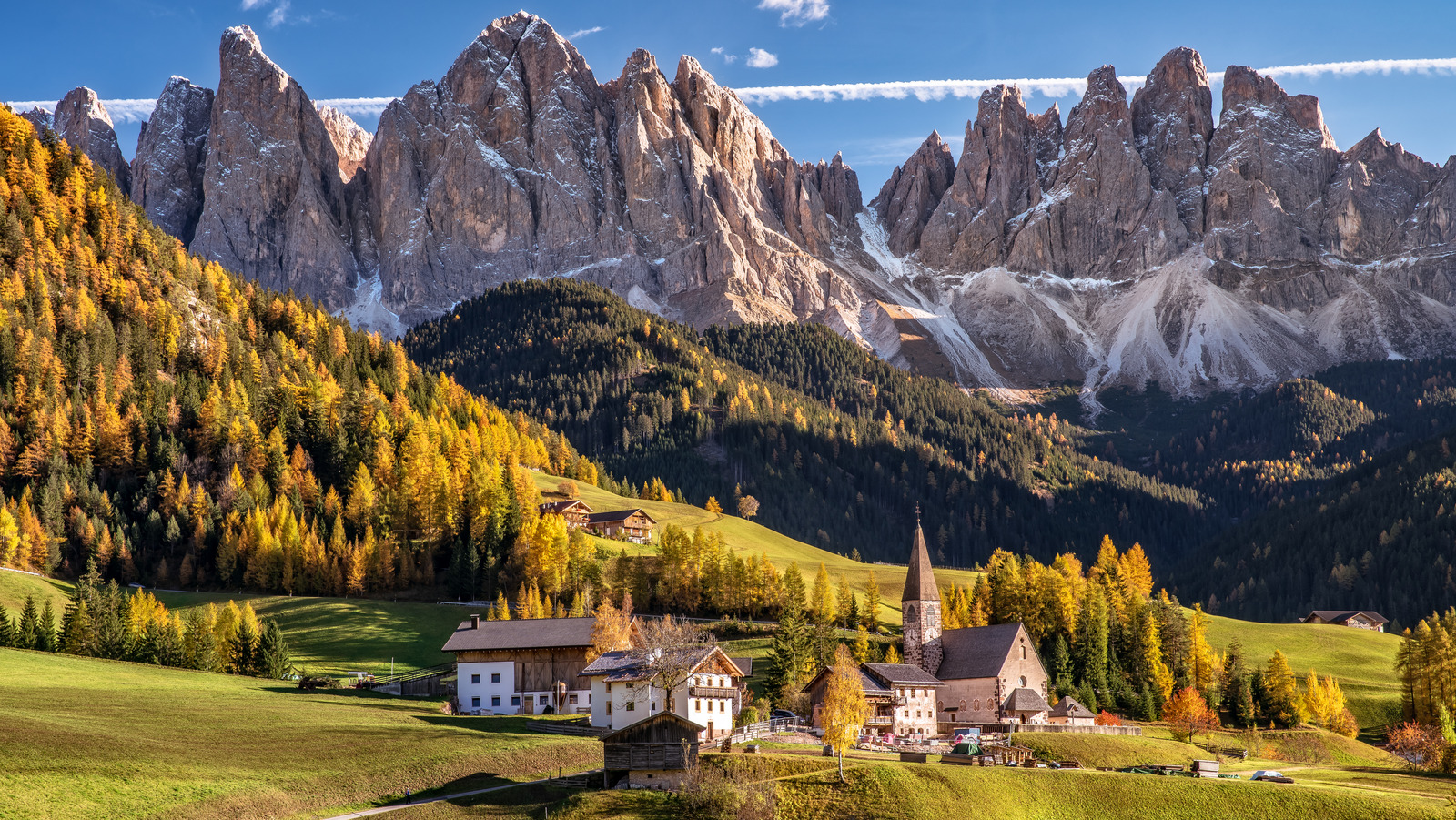 Niché dans les Dolomites d'Italie est une vallée de conte de fées serein avec des prairies et des vues majestueuses de montagne