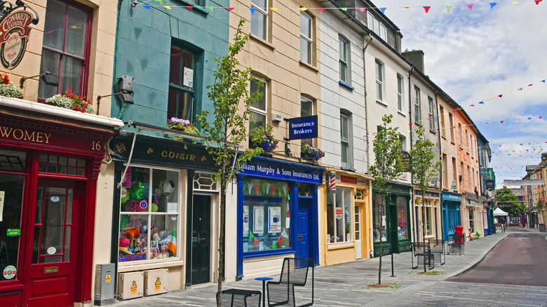 Storersfronts brillants et colorés à Clonakilty, Irlande