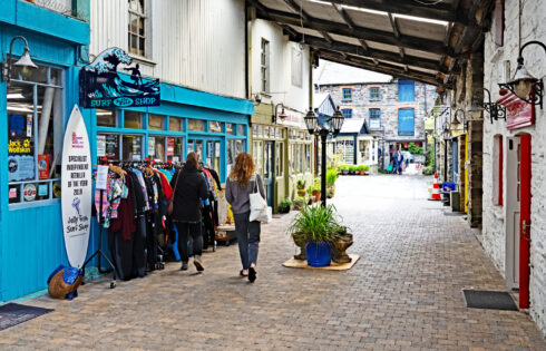 L'une des villes balnéaires les plus charmantes d'Irlande est pleine de surf, de fruits de mer et de magie côtière