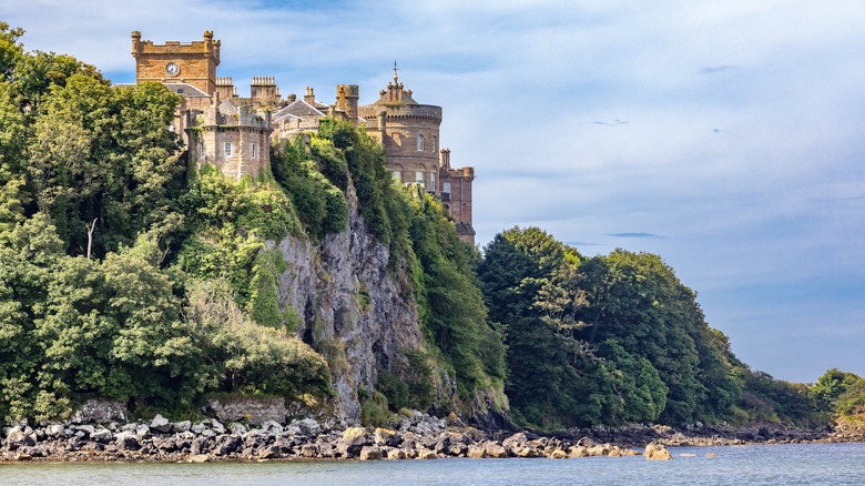 Château de Culzean et les falaises voisines par une journée ensoleillée