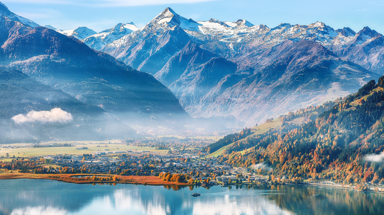 Une montagne enneigée s'élève au-dessus de Zell Am Voir le lac en Autriche