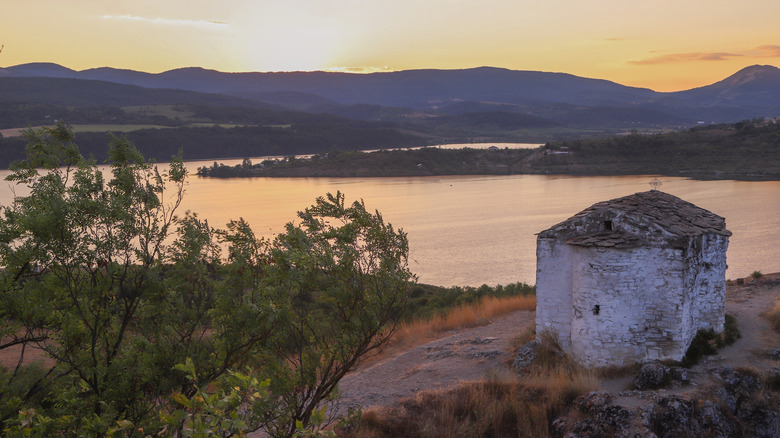 Une chapelle surplombe les eaux du réservoir de Pchelina