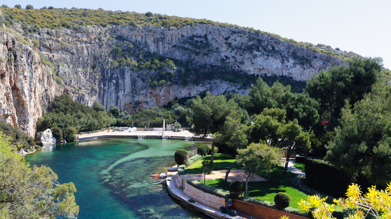 Les eaux bleues claires du lac Vouliagmeni