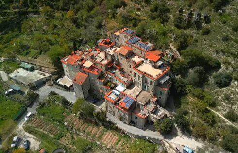 La ville médiévale italienne autrefois abandonnée est désormais une éco-village éco-village accueillante entre les Alpes et la mer