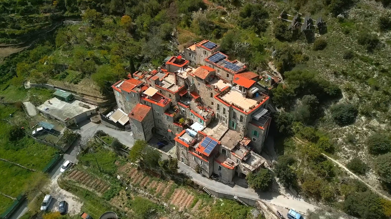 La ville médiévale italienne autrefois abandonnée est désormais une éco-village éco-village accueillante entre les Alpes et la mer
