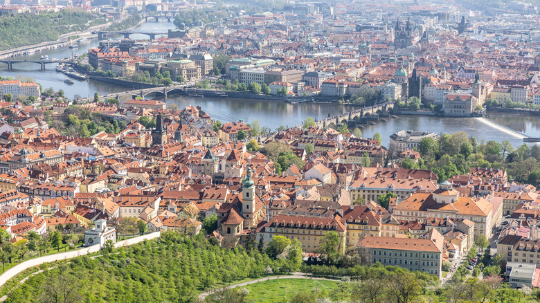 Vue de la vieille ville de Prague et Charles Bridge de l'autre côté de la rivière