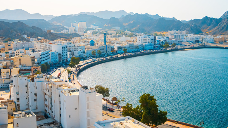 Muscat côtier, paysage Oman avec toile de fond montagneuse