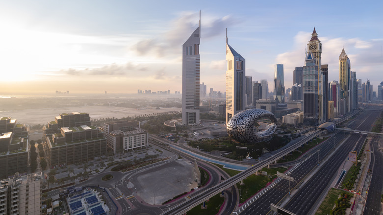 Paysage du centre-ville de Dubaï, rempli de bâtiments,