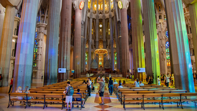 Les touristes à l'intérieur de Barcelone's Basílica de la Sagrada Familia