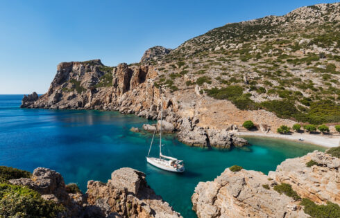 Une île grecque secrète non touristique prospère avec des plages vierges, pas de foule et une plongée en apnée à eau claire