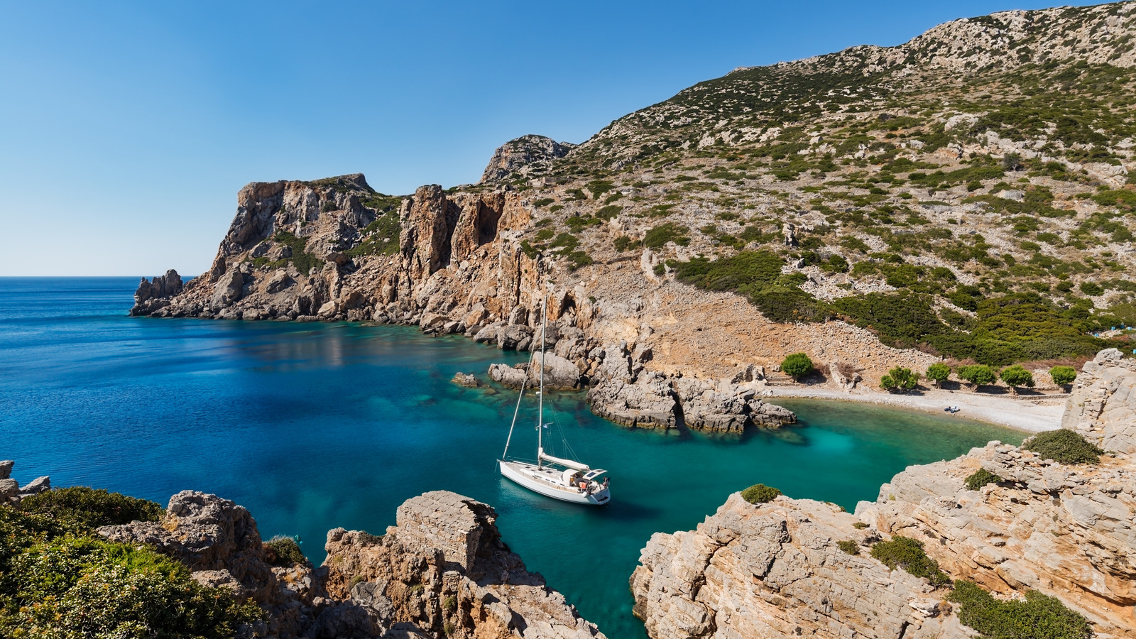 Une île grecque secrète non touristique prospère avec des plages vierges, pas de foule et une plongée en apnée à eau claire