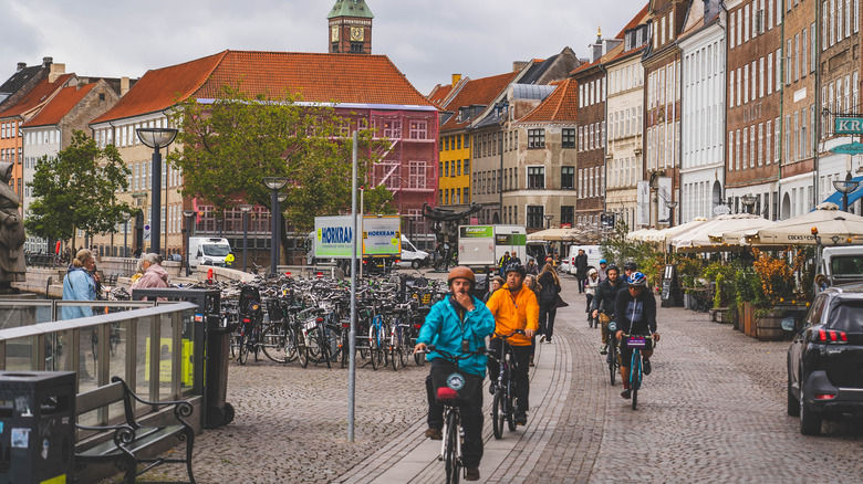Cyclistes dans une rue de Copenhague, Danemark
