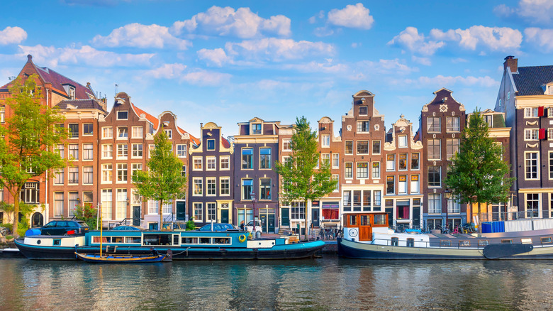 Maisons et bateaux du canal d'Amsterdam