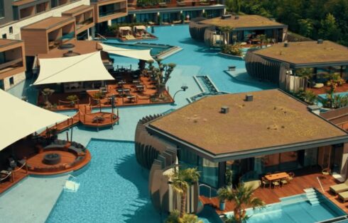 Le lodge à couper le souffle des Alpes italiens avec des chambres au-dessus des piscines turquoise sans fin ressemble à une station balnéaire maldives