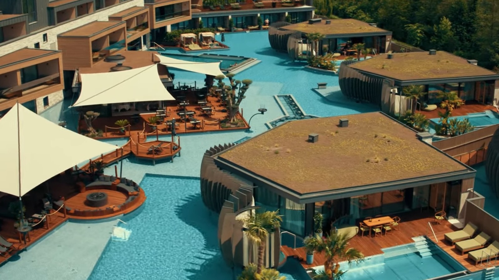 Le lodge à couper le souffle des Alpes italiens avec des chambres au-dessus des piscines turquoise sans fin ressemble à une station balnéaire maldives