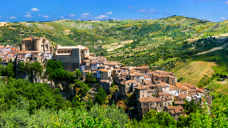 Oriolo, Italie, une ancienne ville au sommet d'une colline sur la Calabre "voie de vin"