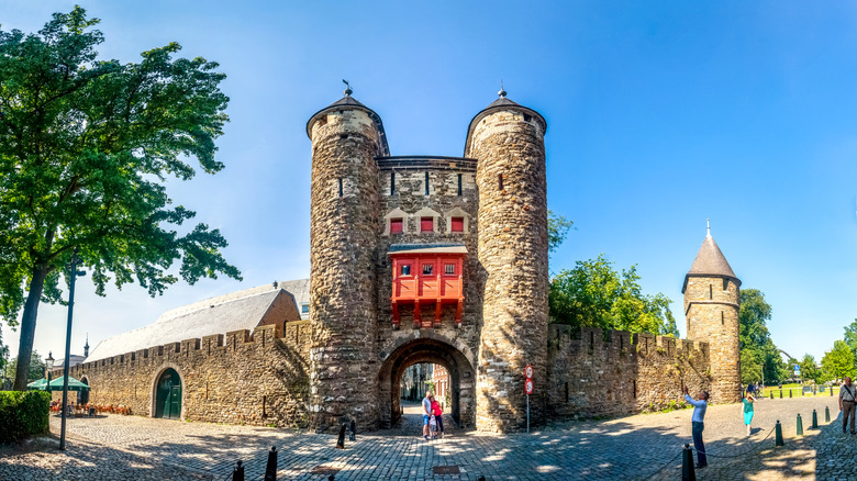 Vue de la porte Helpoort à Maastricht, Pays-Bas