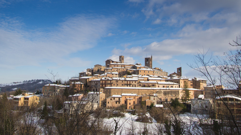 Le village de la colline de Sarnano dans la neige