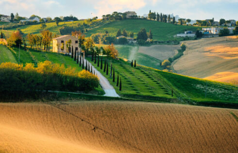 La région magnifique d'Italie avec de belles villes de colline et le charme de montagne est plus abordable que la Toscane