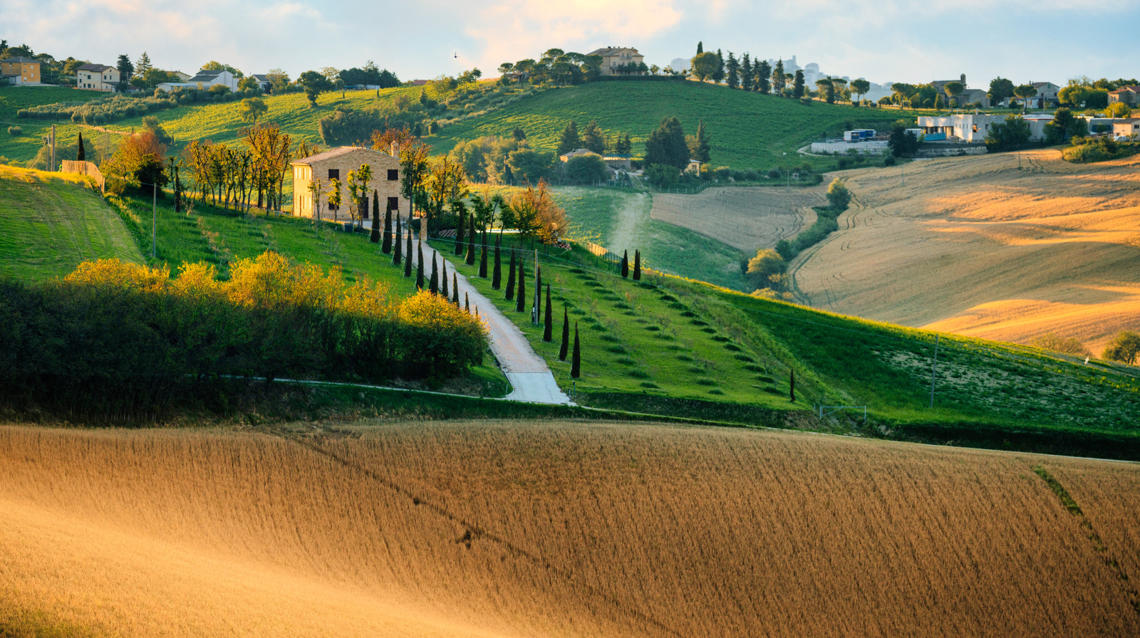 La région magnifique d'Italie avec de belles villes de colline et le charme de montagne est plus abordable que la Toscane