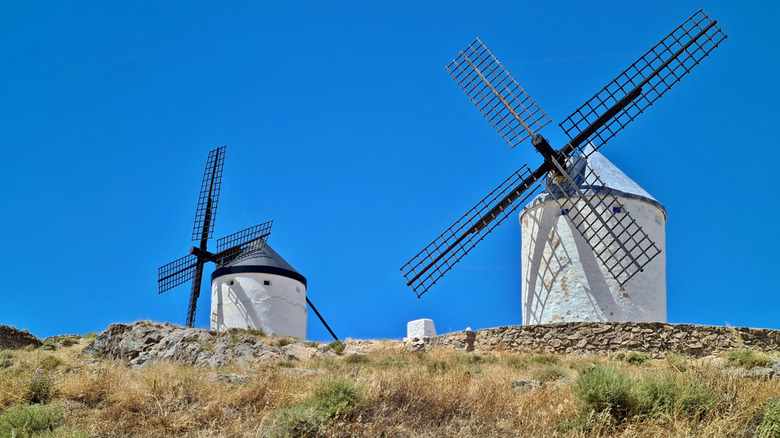 Les moulins à vent emblématiques de La Mancha se tenaient sur une colline