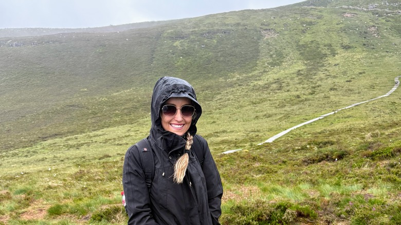 Auteur Gentry Hale debout devant le Cuilcagh Boardwalk Trail