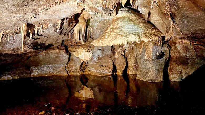 Vue des stalagmites à l'intérieur de la grotte de l'arche en marbre