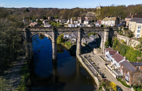 Autrefois rien de plus qu'une forteresse, cette ville anglaise animée Riverside abrite une grotte populaire et des restaurants charmants