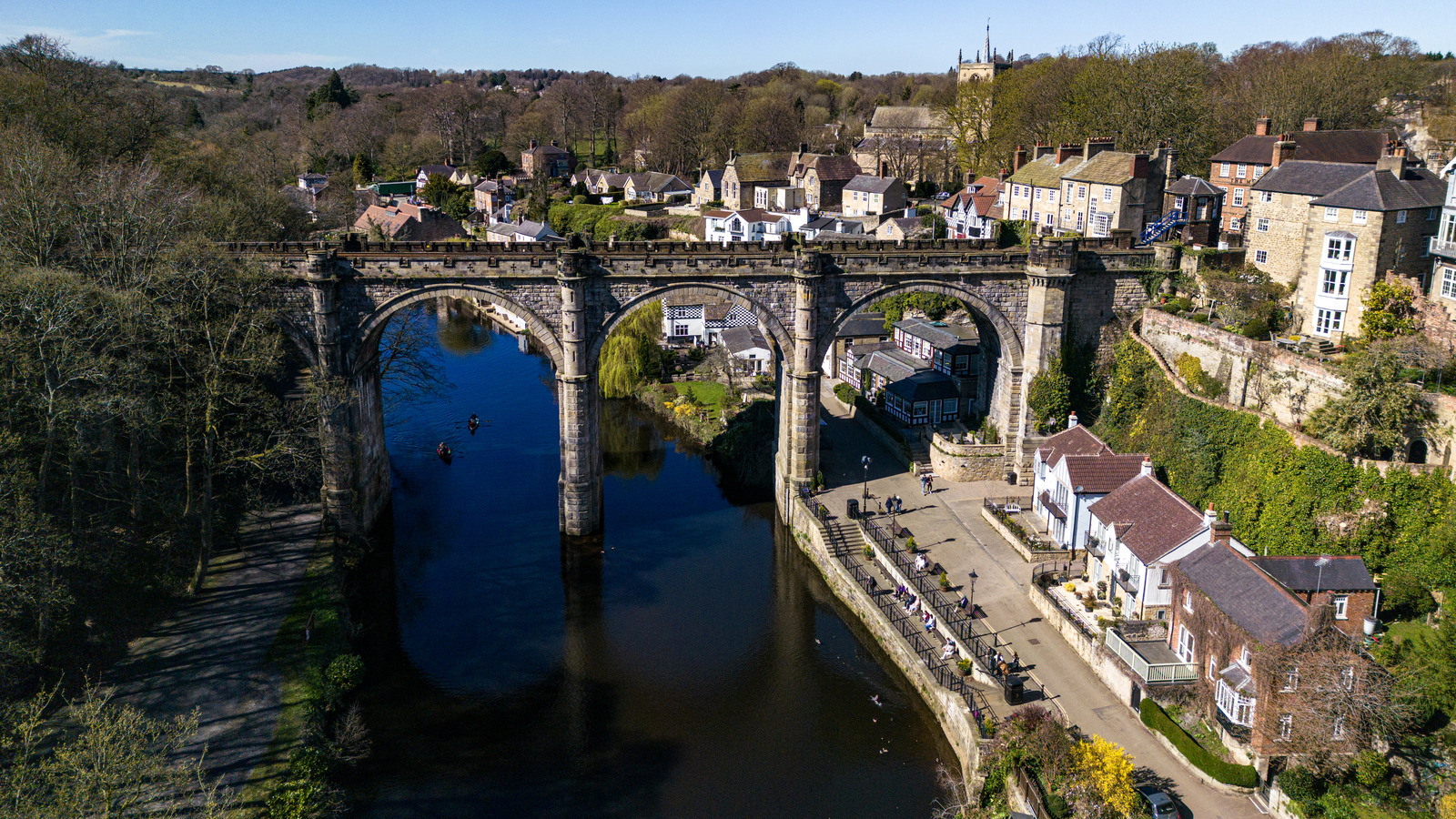 Autrefois rien de plus qu'une forteresse, cette ville anglaise animée Riverside abrite une grotte populaire et des restaurants charmants