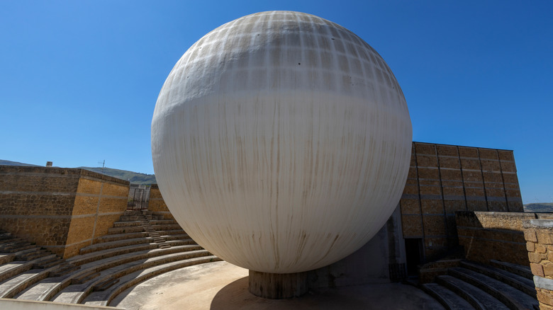 L'Église sphérique de la mère de Gibellina, en Sicile, un jour clair