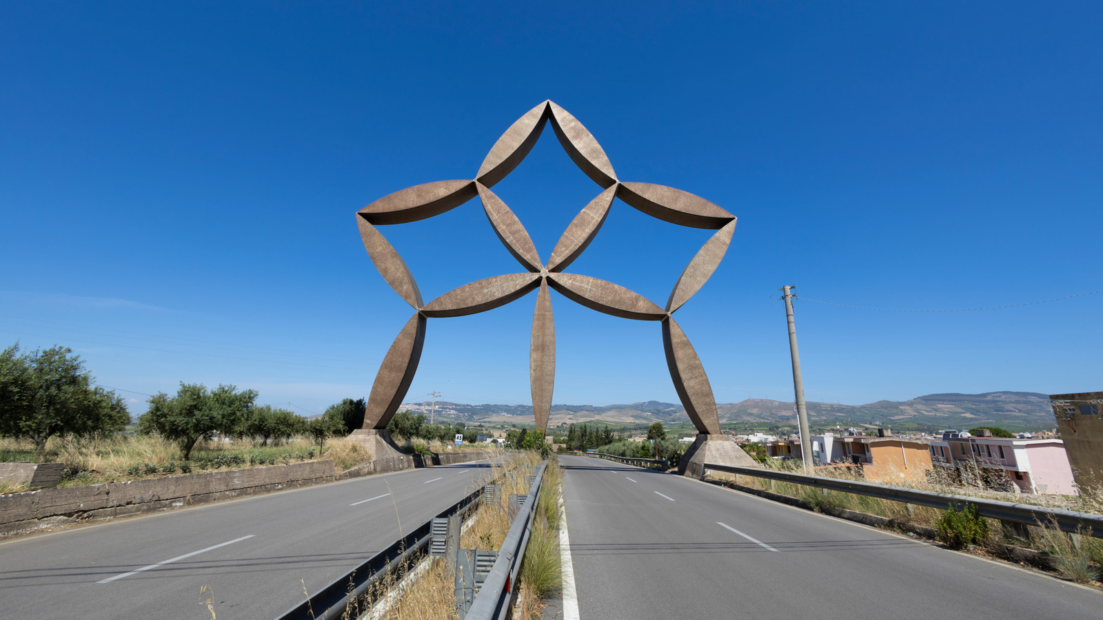 La «capitale de l'art contemporain pour 2026» est un immense musée extérieur remplissant toute une ville en Sicile
