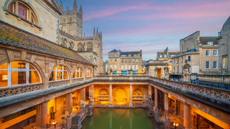 Baths romains au crépuscule à Bath