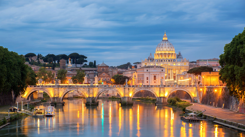La basilique Saint-Pierre vu de Rome et de la rivière Tiber