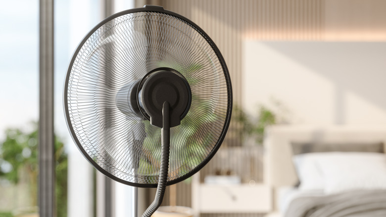 Un fan dans une chambre d'hôtel