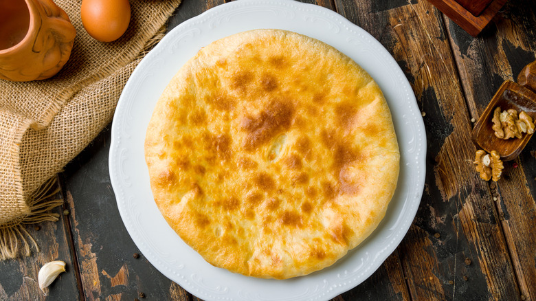 Khachapuri géorgien, un pain au fromage traditionnel, sur une assiette