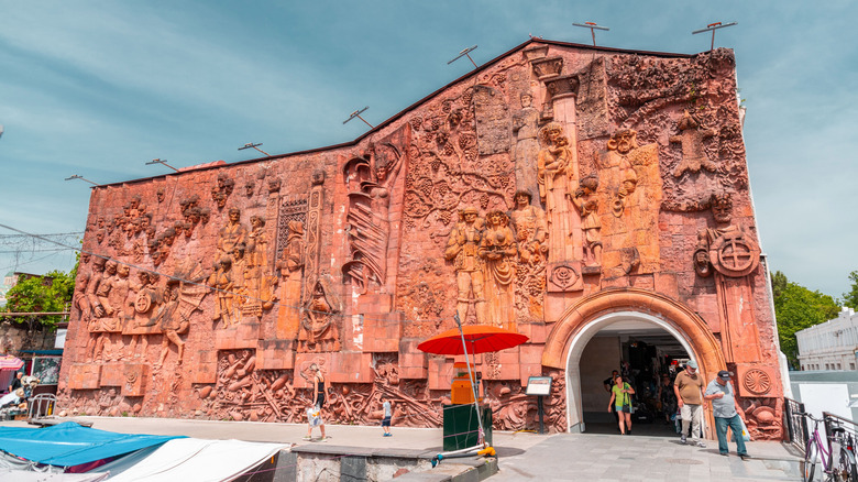 La façade du bazar vert à Kutaisi, Géorgie