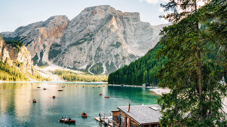 Personnes Airon des bateaux sur Lago di Braies dans les Dolomites