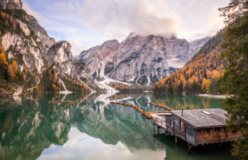 Niché dans les Dolomites vierges d'Italie se trouve un lac bien-aimé avec un charme alpin et aucune randonnée nécessaire pour l'atteindre