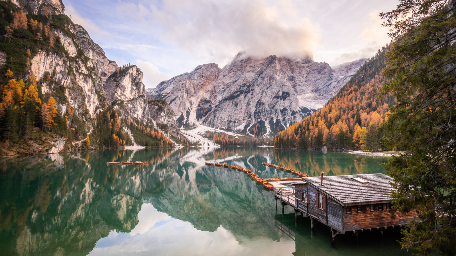 Niché dans les Dolomites vierges d'Italie se trouve un lac bien-aimé avec un charme alpin et aucune randonnée nécessaire pour l'atteindre