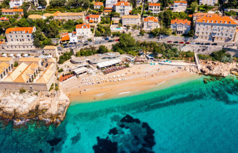 L'une des meilleures plages de Dubrovnik est un joyau familial avec des vues de la vieille ville et une fête après la tombée de la nuit