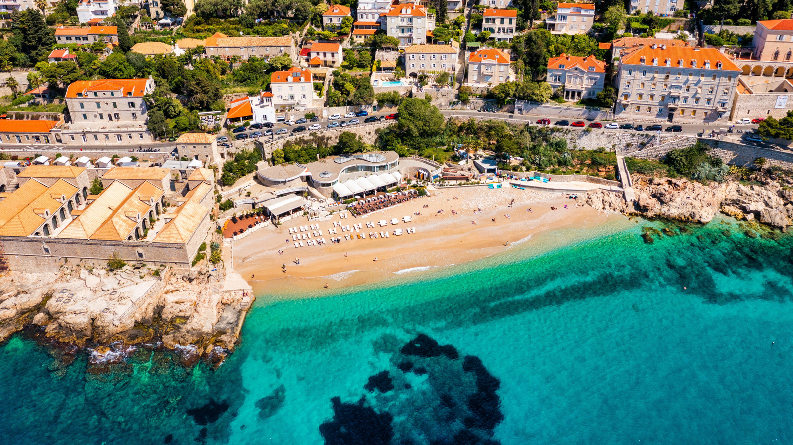 L'une des meilleures plages de Dubrovnik est un joyau familial avec des vues de la vieille ville et une fête après la tombée de la nuit
