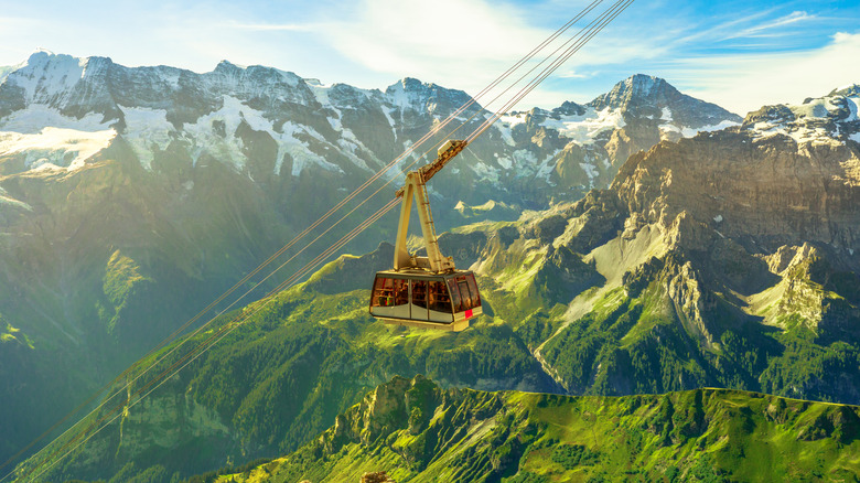 Un téléphérique qui se dirige vers le pic Schilthorn en été en été en été