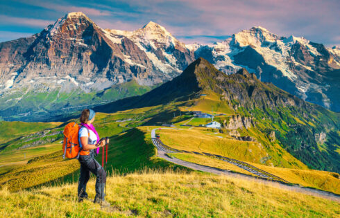 Rick Steves dit que c'est la période de l'année de voir les Alpes suisses sans neige sur les sentiers