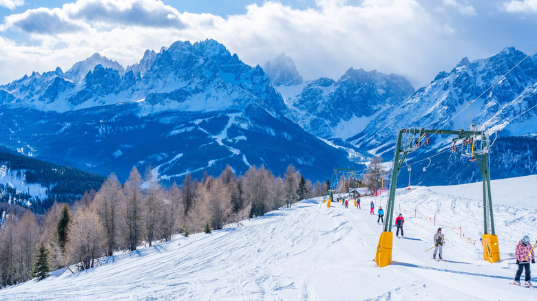 Skieurs et snowboarders au sommet d'une montagne au Kronplatz