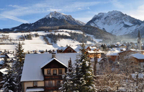 Une charmante ville authentique avec une architecture de livre de contes est une passerelle vers l'aventure en Dolomites en Italie