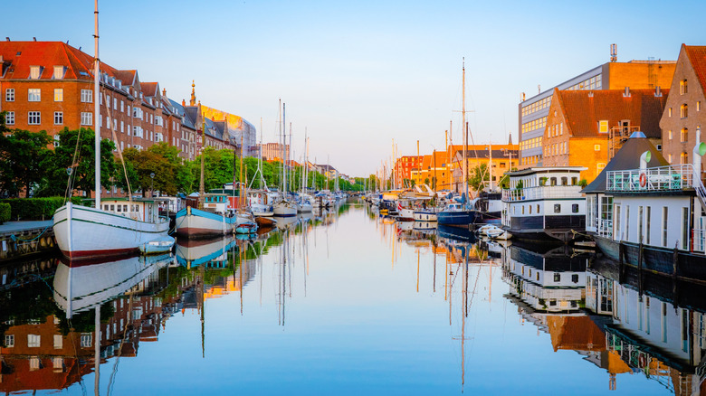 Lignes de canal ChristianShavn avec voiliers et bâtiments historiques