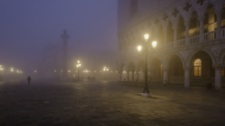 Piazza San Marco couvert de brouillard, Venise